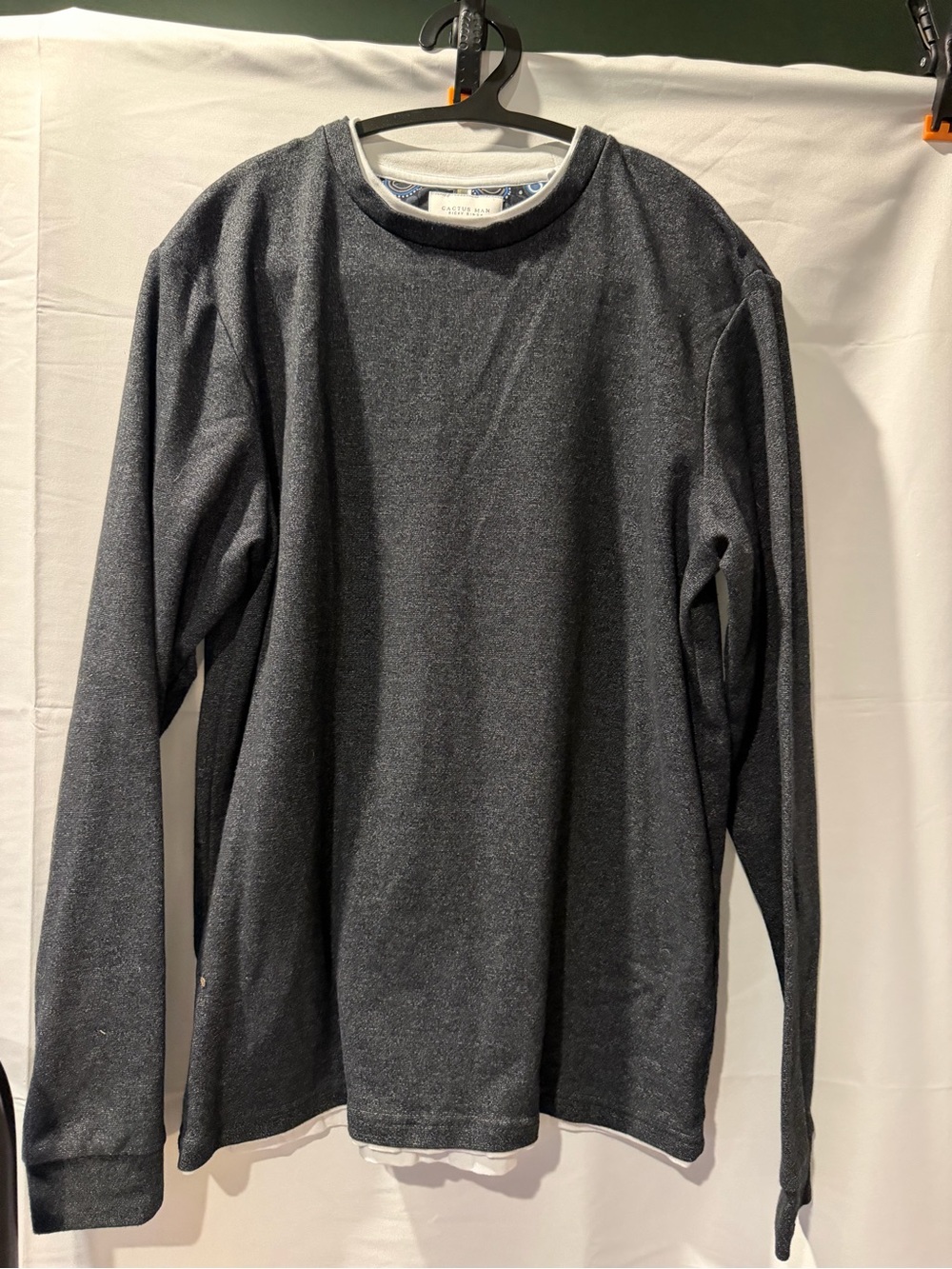 Cactus Men's Long-Sleeve Crewneck Shirt - Charcoal Gray
